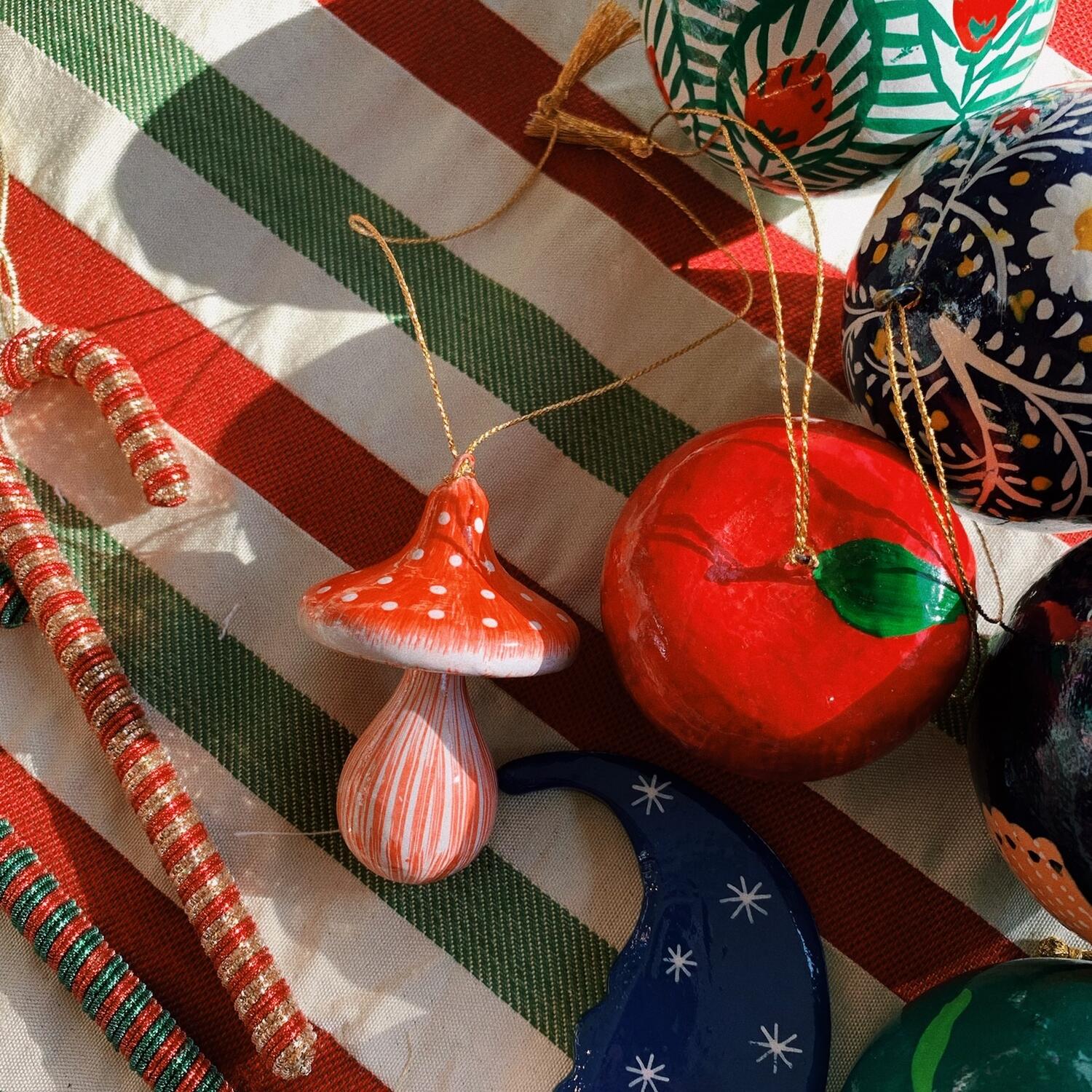 Håndmalet svamp juleophæng - rød/hvid